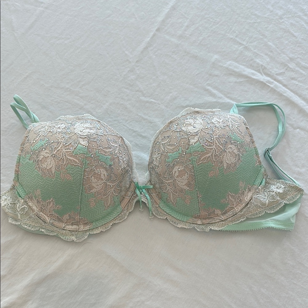 Victoria's Secret Green and Cream Lace Bra with Underwire Support